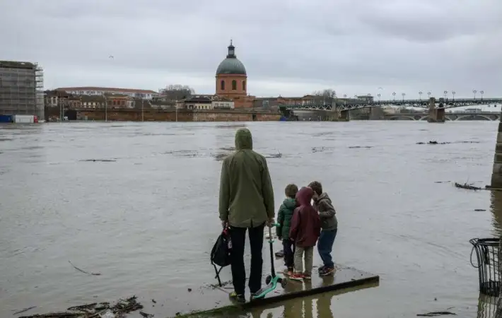 عاجل: عاصفة “نيلز” تربك أوروبا وتقلّص رحلات باريس… ماذا يحدث للمسافرين؟ 1 نيلز تضرب أوروبا 1771152023 0